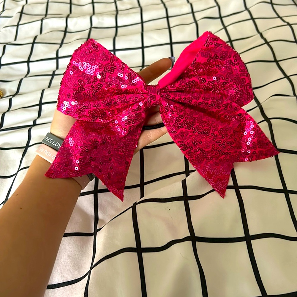 pink seqiun bow